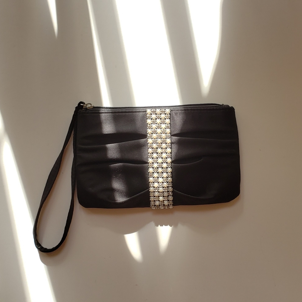 Sparklely Black and Pearl Clutch!
